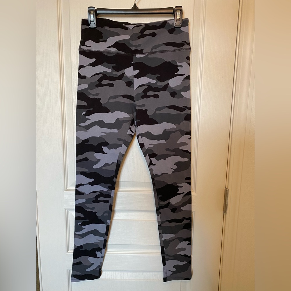 Wild Fable black/ grey camo M leggings NWT